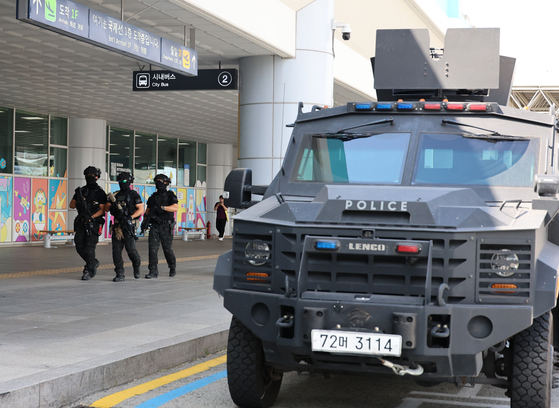 An armored vehicle is dispatched to Gimhae International Airport on Monday afternoon after an online post threatening to murder people and blow up the airport was uploaded in the morning. [YONHAP]