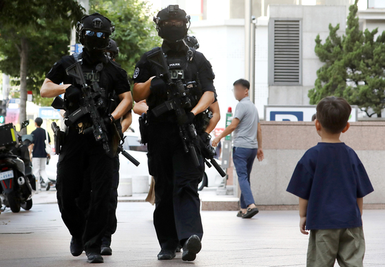 Police commandos patrol a street of a shopping district in Daegu on Sunday. [NEWS1]