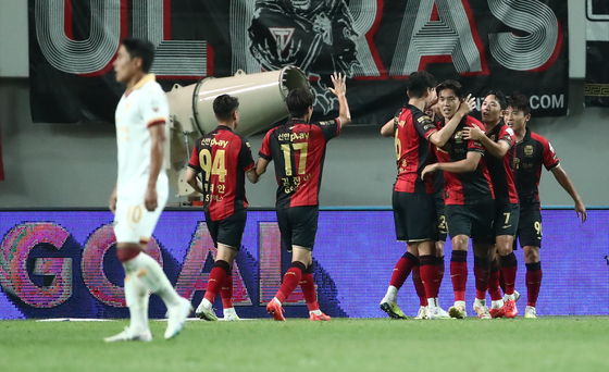 FC Seoul players celebrate after Kim Shin-jin's goal during a K League game against the Pohang Steelers at Seoul World Cup Stadium in Mapo District, western Seoul on Friday. [NEWS1] 