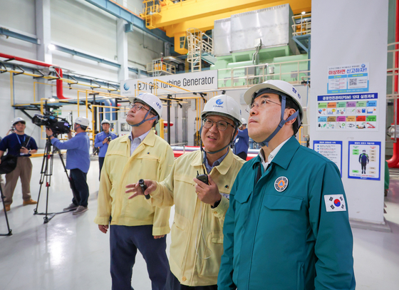 Minister of Trade, Industry and Energy Lee Chang-yang, right, inspects a power generation facility at the Seoul Power Generation site under the Korea Midland Power in Mapo District, western Seoul, Monday. [JOINT PRESS CORPORATION]