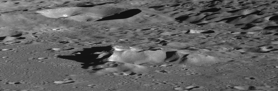 An image of the Drygalski crater located near the southern limb of the moon, taken on July 10 by the Danuri lunar orbiter's high-resolution camera. [MINISTRY OF SCIENCE AND ICT] 