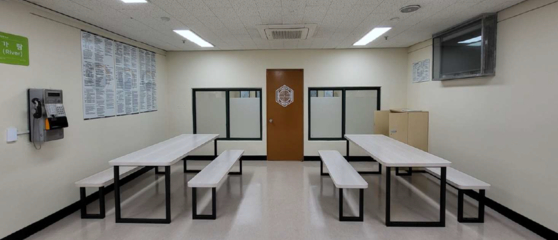 A space at the immigration detention center in Hwaseong, Gyeonggi, where foreign nationals facing deportation are held. [KOREAN BAR ASSOCIATION] 