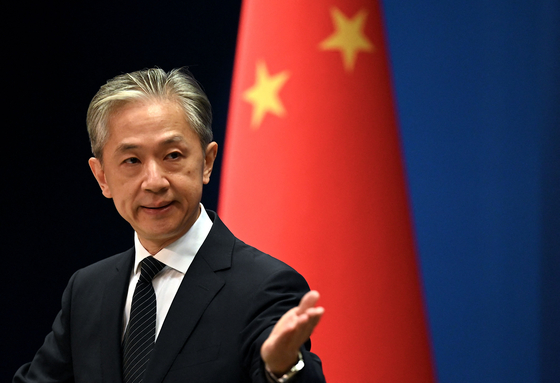 Chinese Foreign Ministry spokesman Wang Wenbin gestures during a press conference at the Ministry of Foreign Affairs in Beijing on Aug. 8. [AFP/YONHAP]