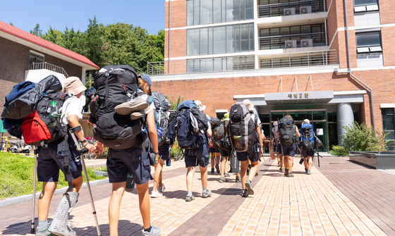 Scouts from Portugal arrive at a dormitory at Jeonbuk National University in Jeonju, North Jeolla, on Tuesday. [YONHAP] 