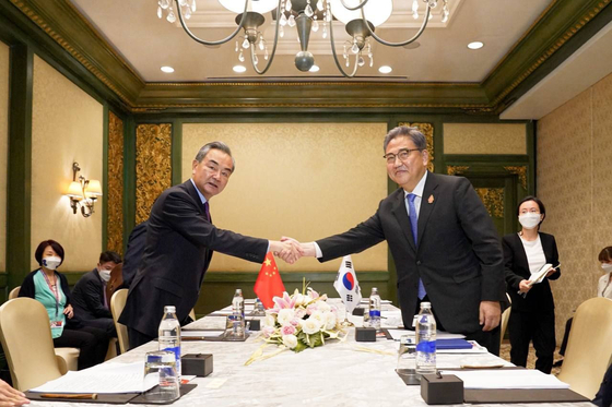 Foreign Minister Park Jin, right, and Chinese Foreign Minister Wang Yi shake hands in a meeting on the sidelines of the G20 foreign ministerial summit in Bali, Indonesia, on July 7. [YONHAP] 