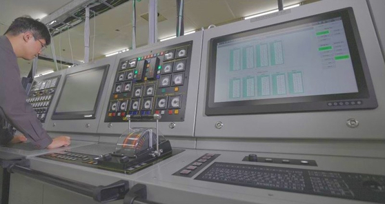 A researcher at Hanwha Systems, a local defense company, inspects a propulsion control console of an engineering control system (ECS), an integrated system that controls and monitors the operation of military vessels. Hanwha Systems said Tuesday that it secured domestically-developed ECS technologies, the first of its kind in Korea. [HANWHA SYSTEMS]