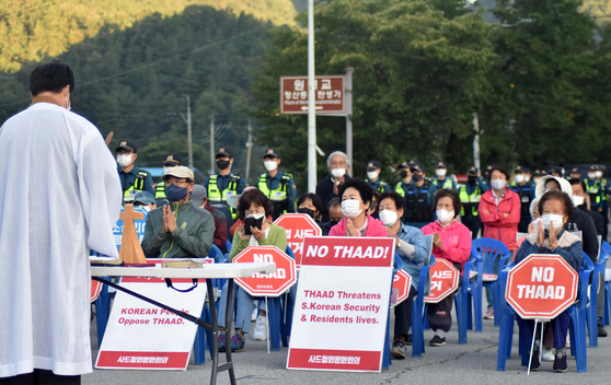 Residents of Seongju County, North Gyeongsang, protest the deployment of the U.S.-led antimissile Terminal High Altitude Area Defense system in the town on Sept. 8, 2022. [NEWS1] 