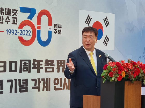 Chinese Ambassador to Korea Xing Haiming speaks at a reception hosted by the Chinese Embassy in Seoul to celebrate 30 years of diplomatic ties between Beijing and Seoul at the Shilla Hotel Seoul on Monday. [CHUNG YEONG-GYO] 
