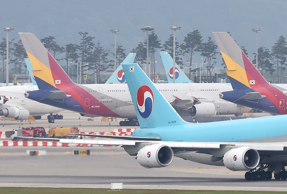 Korean Air Lines' and Asiana Airlines' airplanes parked at Incheon International Airport. [YONHAP]