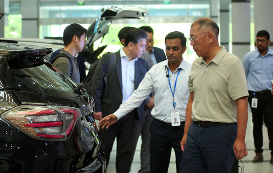 Hyundai Motor Group Executive Chair Euisun Chung, right, inspects the company's research center in India on Tuesday. [HYUNDAI MOTOR] 