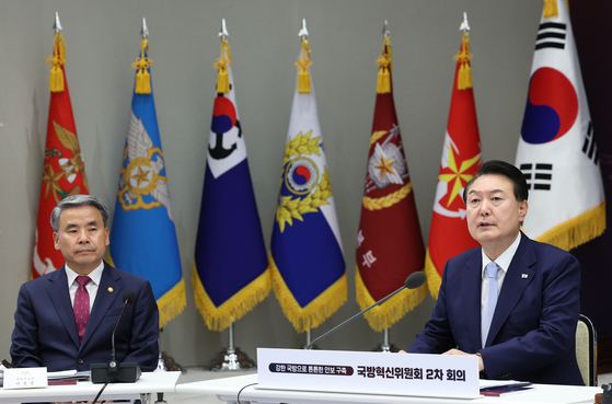 President Yoon Suk Yeol, right, presides over the second Defense Innovation Committee meeting at the presidential office in Yongsan, central Seoul, Tuesday. [JOINT PRESS CORPS] 
