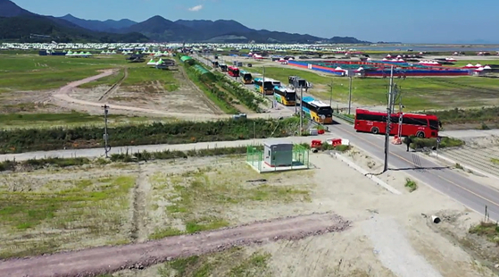 Buses carrying scouts stream out of the World Scout Jamboree campsite in Buan County, North Jeolla, on Tuesday. [YONHAP]
