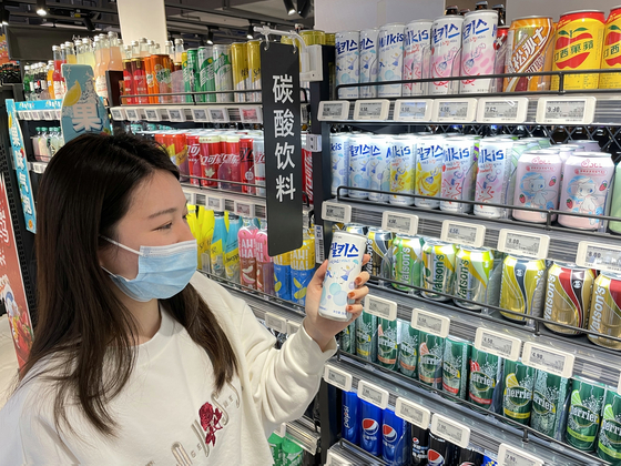 A customer picks up a Milkis drink at a supermarket in Shanghai. [LOTTE CHILSUNG BEVERAGE]
