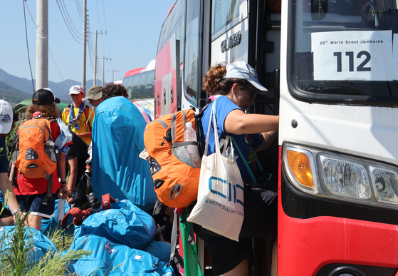 Scouts boarding buses leaving the campsite at Saemangeum in Buan County, North Jeolla, on Tuesdsay. [YONHAP]