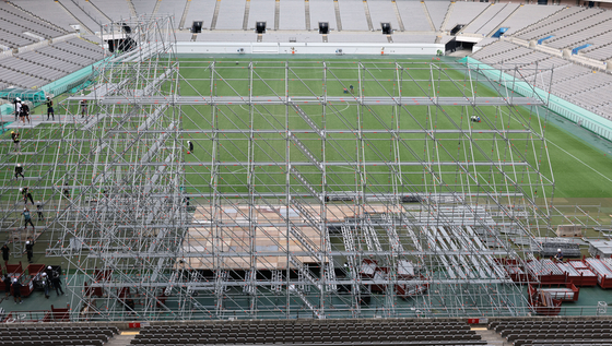 Workers prepare the Seoul World Cup Stadium in western Seoul for the upcoming ″K-pop Super Live″ concert set for Friday to close the 25th World Scout Jamboree. Eighteen K-pop acts will perform for two hours starting at 7 p.m. on Friday. [YONHAP]