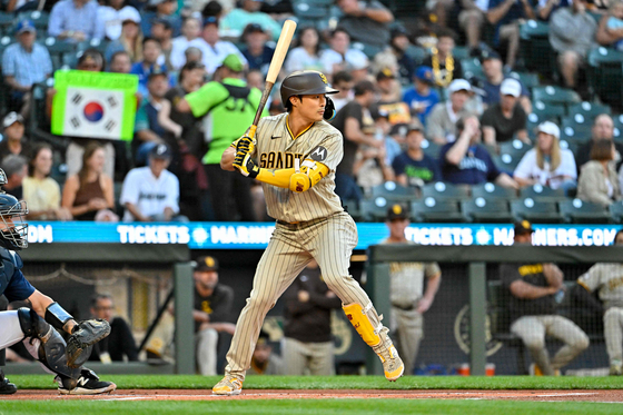 Kim Ha-seong of the San Diego Padres bats during the first inning against the Seattle Mariners at T-Mobile Park in Seattle, Washington on Tuesday. Kim went one-for-four on the game, singling on a line drive in the ninth to extend his hitting streak to 14 games.  [AFP/YONHAP]