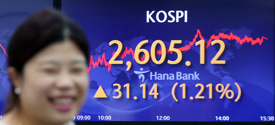 A screen in Hana Bank's trading room in central Seoul shows the Kospi closing at 2,605.12 points on Wednesday, up 1.21 percent, or 31.14 points, from the previous trading session. [NEWS1]