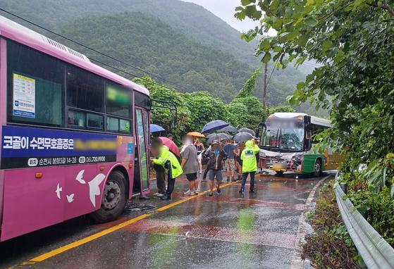 The front windshield and bumper of a tour bus that was carrying Swiss scouts is smashed after colliding with a public bus in Suncheon, South Jeolla, on Wednesday afternoon. [NEWS1]