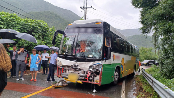 The front windshield and bumper of a tour bus that was carrying Swiss scouts was smashed after colliding with a public bus in Suncheon, South Jeolla, on Wednesday afternoon. [NEWS1]