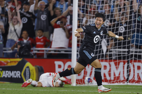 Minnesota United's Jeong Sang-bin celebrates after scoring the winning penalty during a penalty shootout against Mexican side Toluca in the round of 16 at the 2023 Leagues Cup in St. Paul, Minnesota on Tuesday. Minnesota won the game 4-2 on penalties and advanced to the quarterfinals where they will face Nashville SC on Thursday. [AP/YONHAP] 
