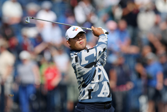 Kim Si-woo tees off on the 4th hole during the first round of The Open at Royal Liverpool in Liverpool on July 20.  [REUTERS/YONHAP]