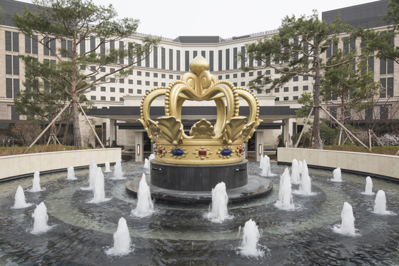 "Golden Crown" by Choi Jeong-hwa is located at the entrance of the Incheon Paradise City Hotel. [PARADISE GROUP]