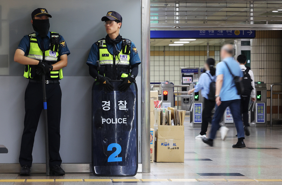 Police stationed at Seohyeon Station in Bundang, Gyeonggi, on Friday. [YONHAP]