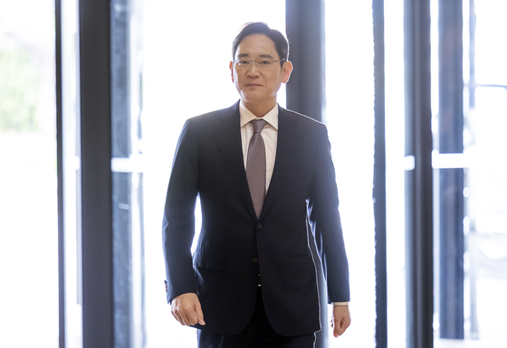 Samsung Electronics Chairman Lee Jae-yong enters a hotel in central Seoul in June. Lee is currently on a family vacation in Germany. [YONHAP]