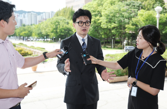 Justice Minister Han Dong-hoon, center, speaks to reporters at Gwacheon, Gyeonggi, Wednesday ahead of convening a committee to review special pardon candidates to be recommended to President Yoon Suk Yeol ahead of Liberation Day next week. [YONHAP]