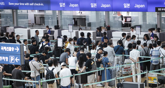 The bustling departure gate of Incheon International Airport for outbound travelers to Japan on Monday. [NEWS1]