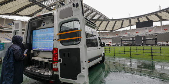 An official from the Korea Meteorological Administration (KMA) checks the weather conditions at the Seoul World Cup Stadium in western Seoul ahead of the ″K-pop Super Live″ concert set to take place on Friday at 7 p.m. [NEWS1]