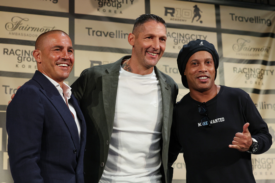 From left: Fabio Cannavaro, Marco Materazzi and Ronaldinho pose for a photo during a press conference held at Fairmont Ambassador Seoul in western Seoul on Thursday. [YONHAP]
