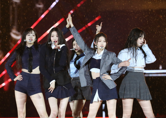 Girl group IVE performing in the rain on April 30 [NEWS1]