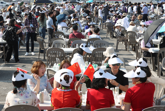 A group of Chinese tourists enjoy chimaek, a combination of beer and Korea fried chicken, in Incheon on June 15. [YONHAP] 