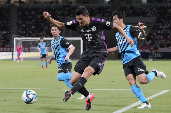 Kim Min-jae, center, makes his first appearance for German club Bayern Munich during a friendly against Kawasaki Frontale at the National Stadium in Tokyo, Japan on Saturday. Kim joined Bayern over the summer from Napoli, where he won the Serie A title last season.  [AP/YONHAP]