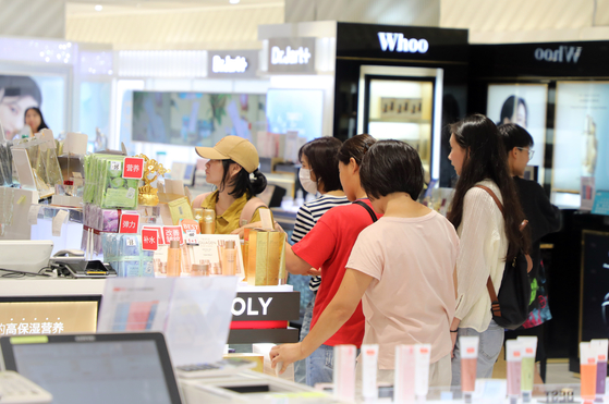 Foreign tourists shop at Lotte Duty Free Shop in Jeju on Thursday. [NEWS1]