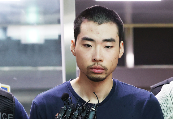Choi Won-jong, the suspect in the stabbing rampage in Bundang, Gyeonggi, last week, speaks to reporters in front of Seongnam Sujeong Police Station in Gyeonggi, as police handed his case to the prosecution Thursday. [YONHAP]