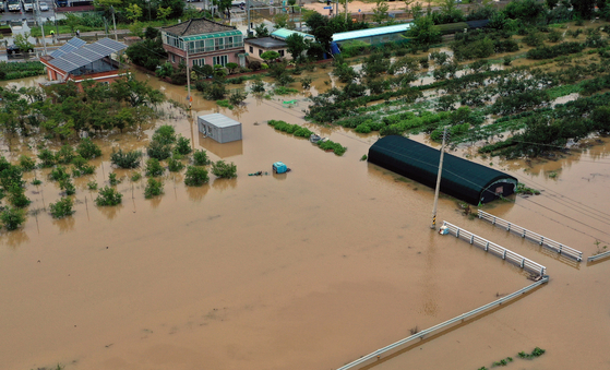 A village in Changwon, South Gyeongsang, is submerged. [YONHAP]