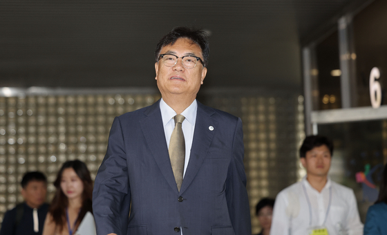 PPP lawmaker Chung Jin-suk leaves the Seoul Central District Court at Seocho-dong, Seoul, on Thursday after the court sentenced the lawmaker to six months in prison for defaming the late President Roh Moo-hyun. [YONHAP]
