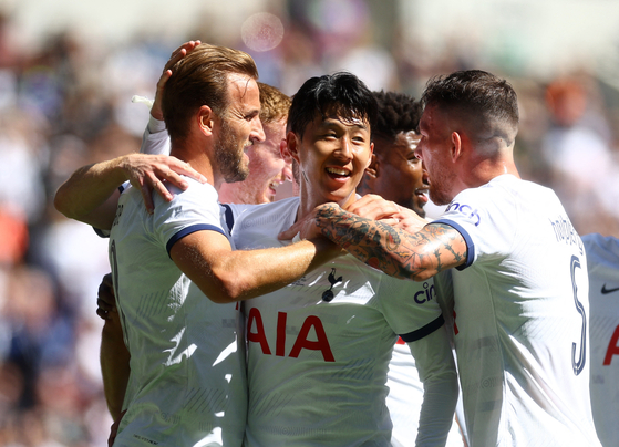 Tottenham Hotspur's Harry Kane, left, celebrates scoring their first goal with Son Heung-min, center, and Pierre-Emile Hojbjerg during a friendly against Shakhtar Donetsk at Tottenham Hotspur Stadium in London on Aug. 6.  [REUTERS/YONHAP]