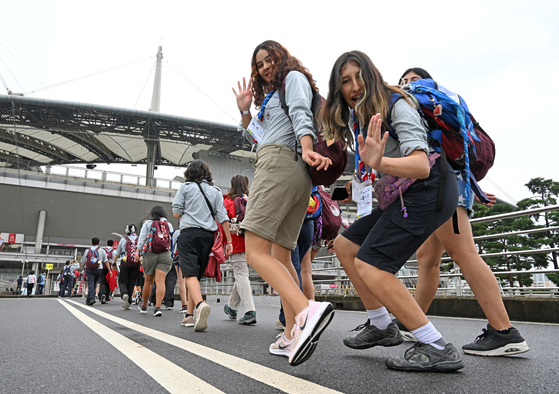 Participants of the 25th World Scout Jamboree enter the Seoul World Cup Stadium in western Seoul on Friday to take part in Friday's ″K-pop Super Live″ concert set to begin at 7 p.m. [NEWS1]