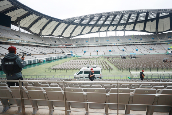 Staff prepare the Seoul World Cup Stadium on Friday afternoon for the "K-pop Super Live" concert set to take place at 7 p.m. on Friday in western Seoul. [YONHAP]