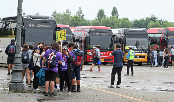 Participants of the 25th World Scout Jamboree wait outside the Seoul World Cup Stadium in western Seoul on Friday to take part in Friday's ″K-pop Super Live″ concert set to begin at 7 p.m. [JOINT PRESS CORPS]