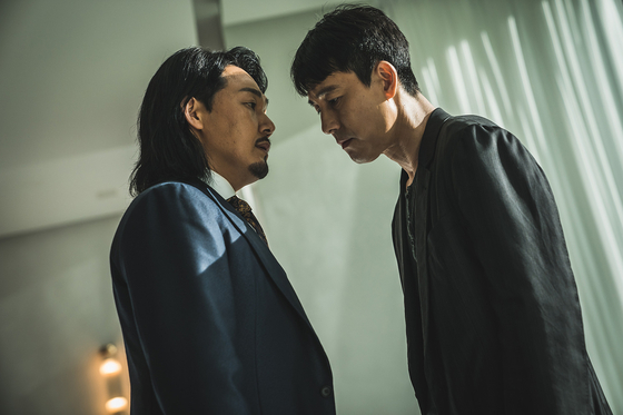 Jung Woo-sung, right, plays Soo-hyuk, a man who served 10 years in prison for his boss, Eung-guk, played by Park Sung-woong, left, in the new noir film ″A Man of Reason″ [ACEMAKER MOVIEWORKS]