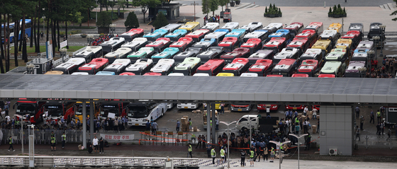 Buses that transported the World Scout Jamboree participants are parked at the Seoul World Cup Stadium parking lot in western Seoul on Friday ahead of the ″K-pop Super Live″ concert set to begin at 7 p.m. [YONHAP]