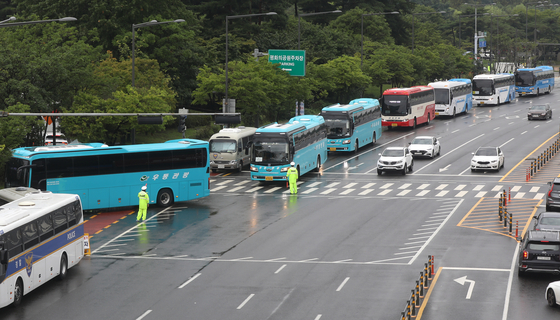 Buses transporting the World Scout Jamboree participants arrive at the Seoul World Cup Stadium in western Seoul on Friday ahead of the "K-pop Super Live" concert that is set to start at 7 p.m. [NEWS1] 