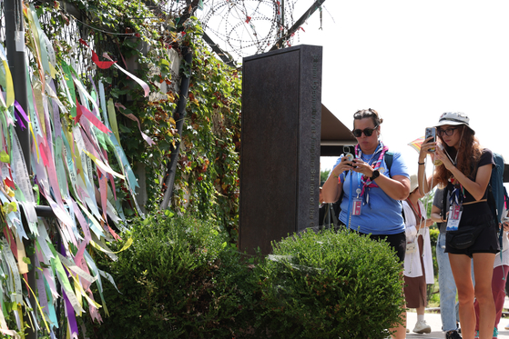 Participants of the 25th World Scout Jamboree visit the demilitarized zone in Paju, Gyeonggi, on Wednesday. [YONHAP]
