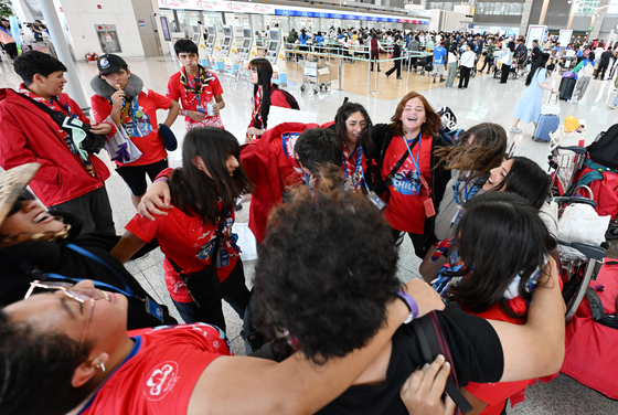 Scouts from Chile holds a ceremony before leaving Korea at Incheon International Airport on Saturday. [JOINT PRESS CORPS]