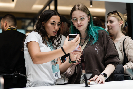 Customers take a look at Samsung's Galaxy Z Flip 5 smartphone at the Galaxy Experience Space in Berlin, Germany. [SAMSUNG ELECTRONICS]