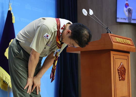 Democratic Party Rep. Kim Yun-duck, co-chair of the Jamboree organizing committee, bows during a press conference at the National Assembly in Yeouido, western Seoul, on Sunday to apologize for the mismanagement of the 25th World Scout Jamboree. [YONHAP]